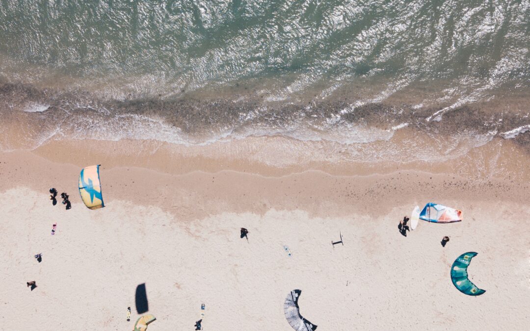 Surcando las Olas en Tarifa: Una Excursión Aventurera para Aficionados al Glamping en Andalucía